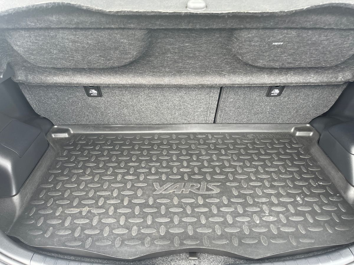 Bronze Toyota Yaris fra 2017