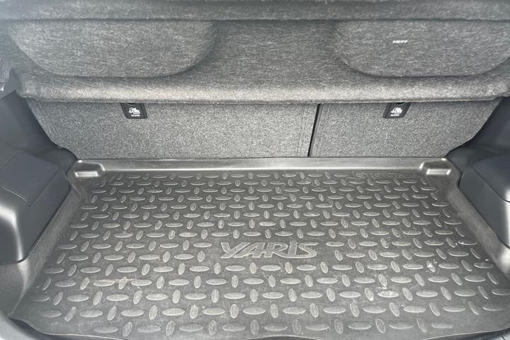 Bronze Toyota Yaris fra 2017