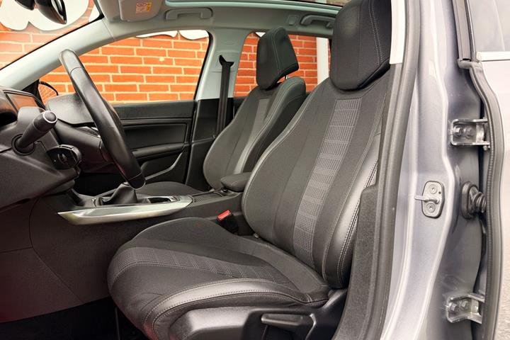 Grå Peugeot 308 fra 2018