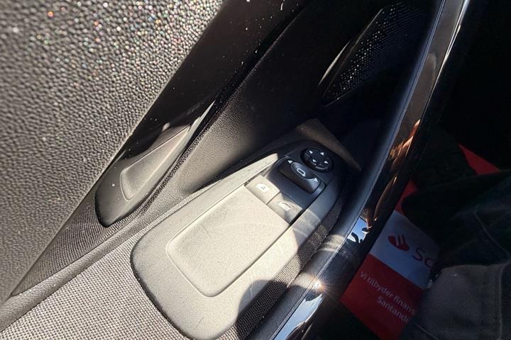 Sort Peugeot 208 fra 2015