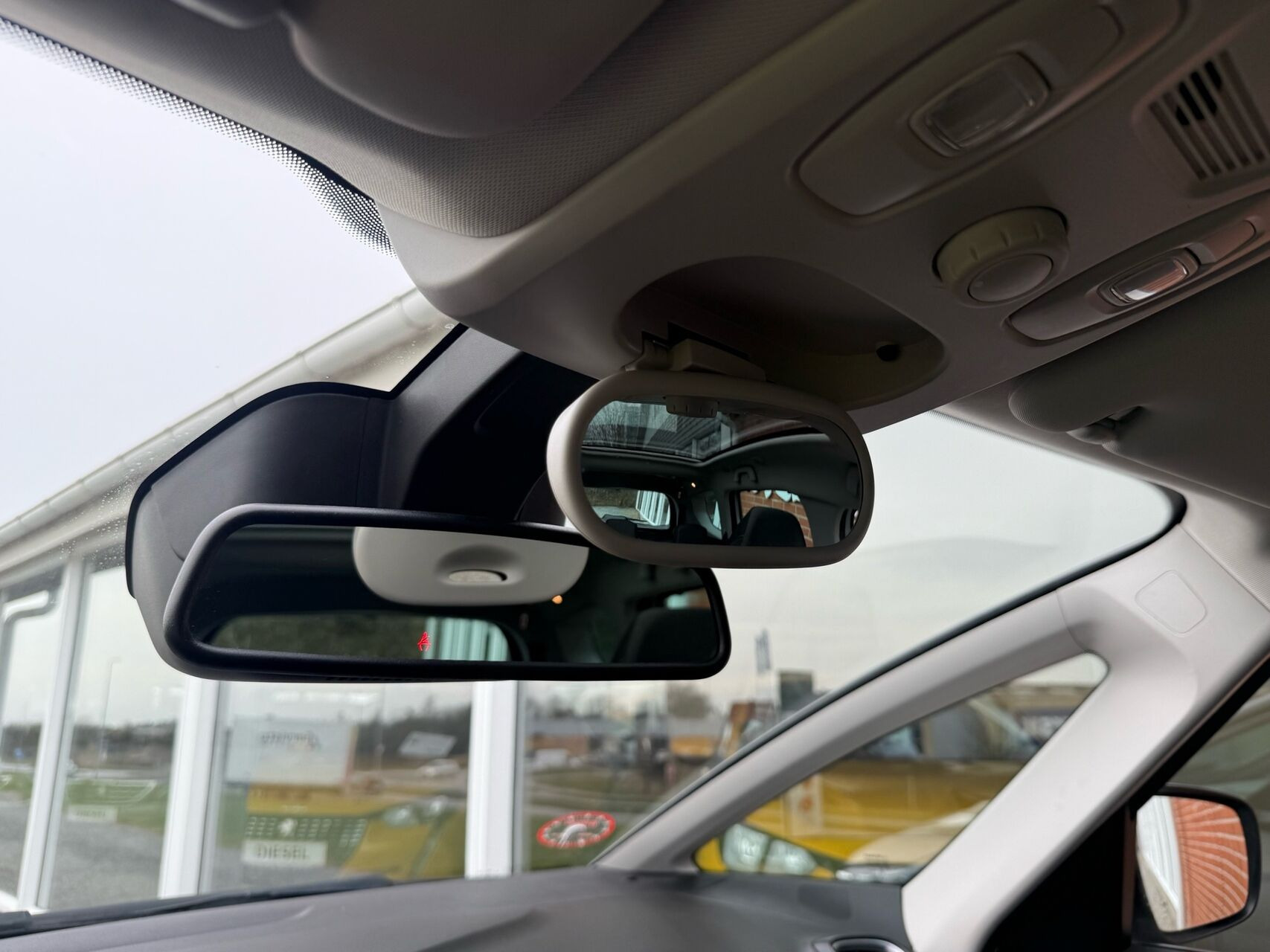 Hvid Renault Grand Scénic fra 2018