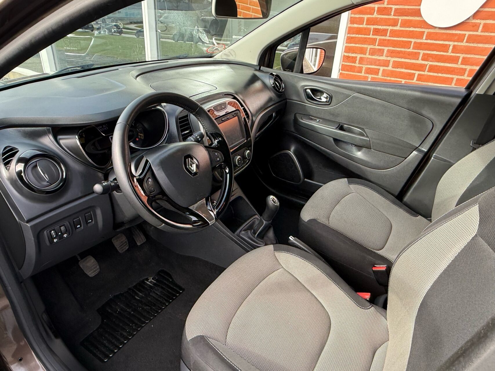 Brun Renault Captur fra 2015
