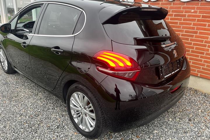 Sort Peugeot 208 fra 2020