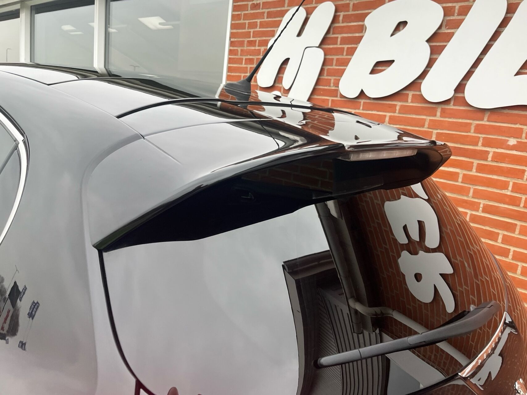 Sort Peugeot 208 fra 2020