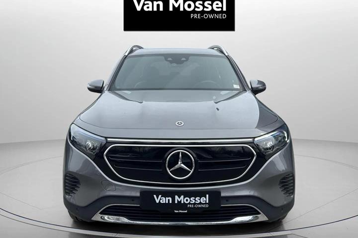 Grå Mercedes EQB 250 fra 2023