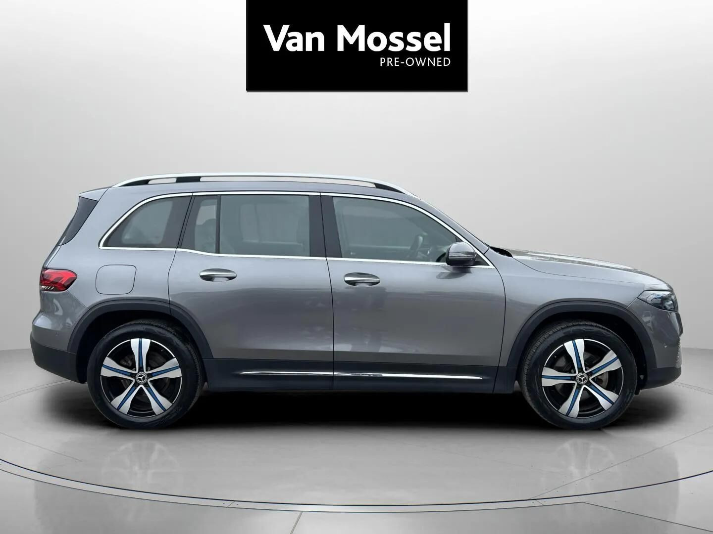 Grå Mercedes EQB 250 fra 2023