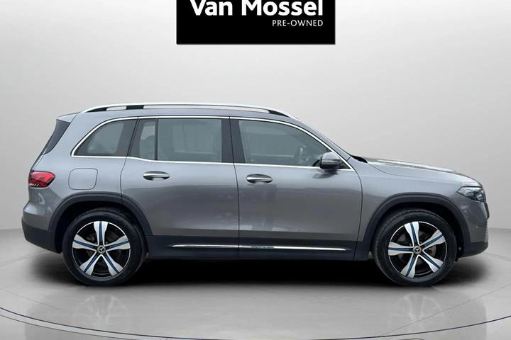 Grå Mercedes EQB 250 fra 2023