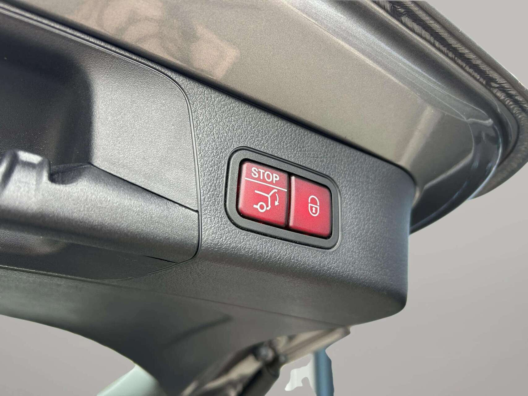 Grå Mercedes EQB 250 fra 2023