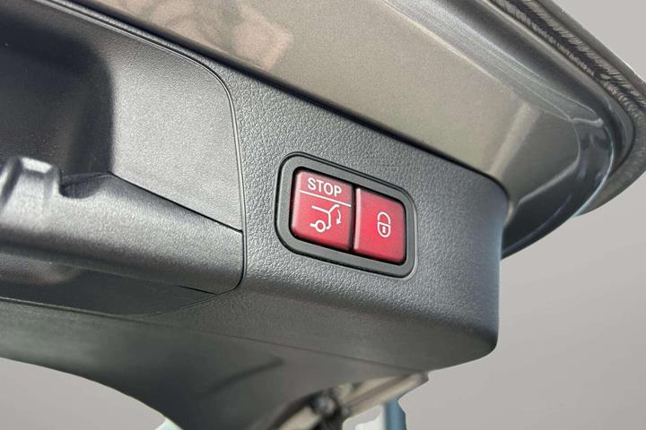 Grå Mercedes EQB 250 fra 2023