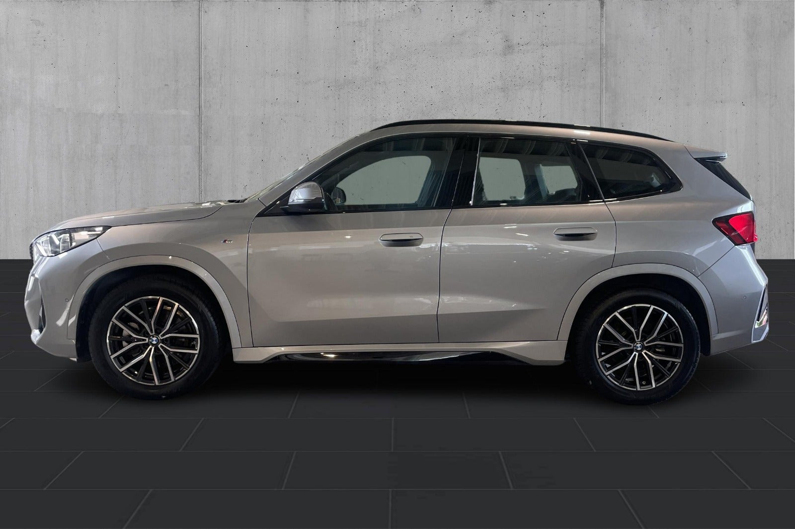 Sølv BMW iX1 fra 2025