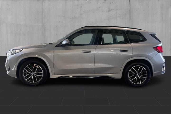 Sølv BMW iX1 fra 2025