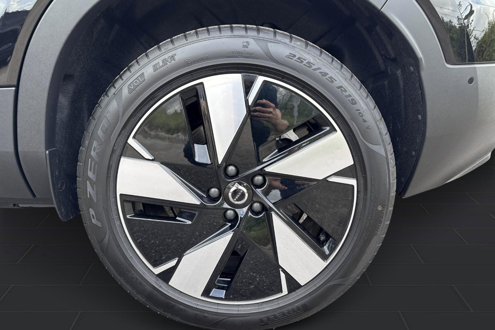 Sort Volvo EX40 fra 2025
