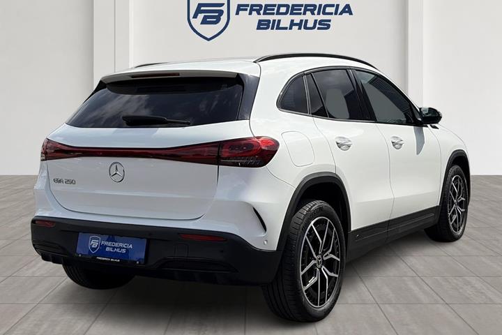 Hvid Mercedes EQA250 fra 2022