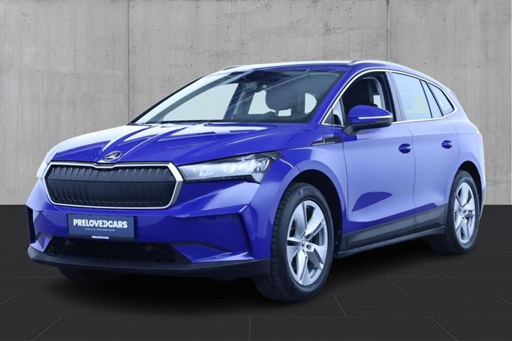 Blå Skoda Enyaq fra 2023 set udefra