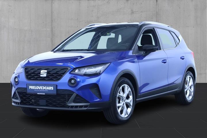 Blå Seat Arona fra 2022 set udefra