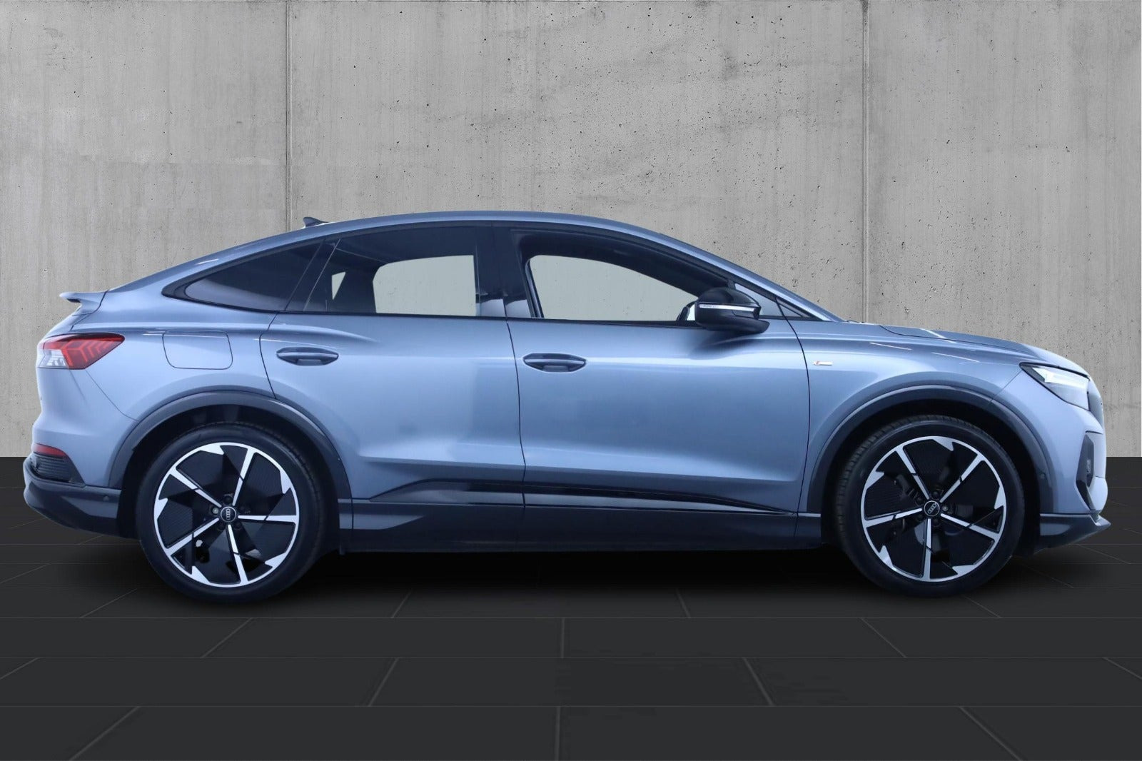 Grå Audi Q4 e-tron fra 2023
