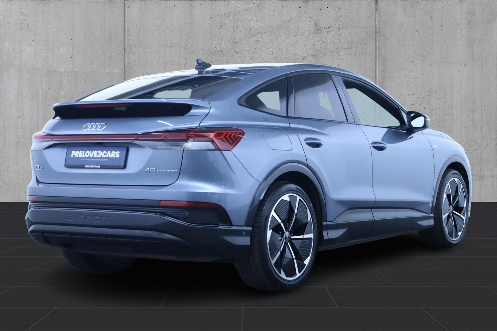 Grå Audi Q4 e-tron fra 2023