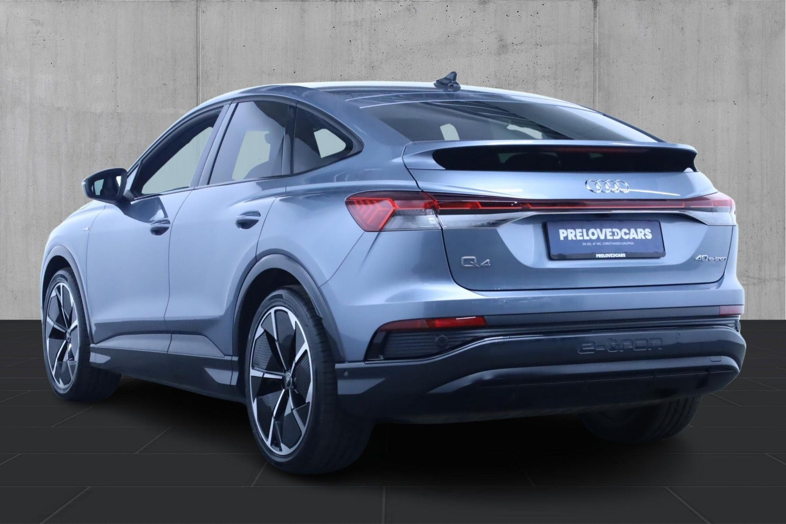 Grå Audi Q4 e-tron fra 2023