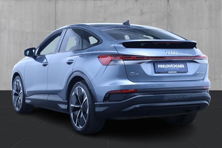 Grå Audi Q4 e-tron fra 2023