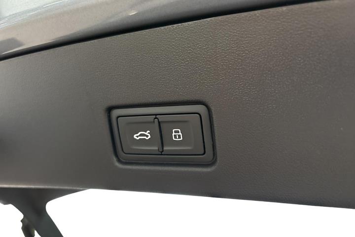 Grå Audi Q4 e-tron fra 2023