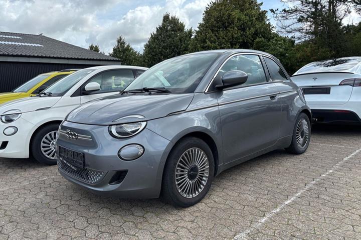Grå Fiat 500e fra 2023