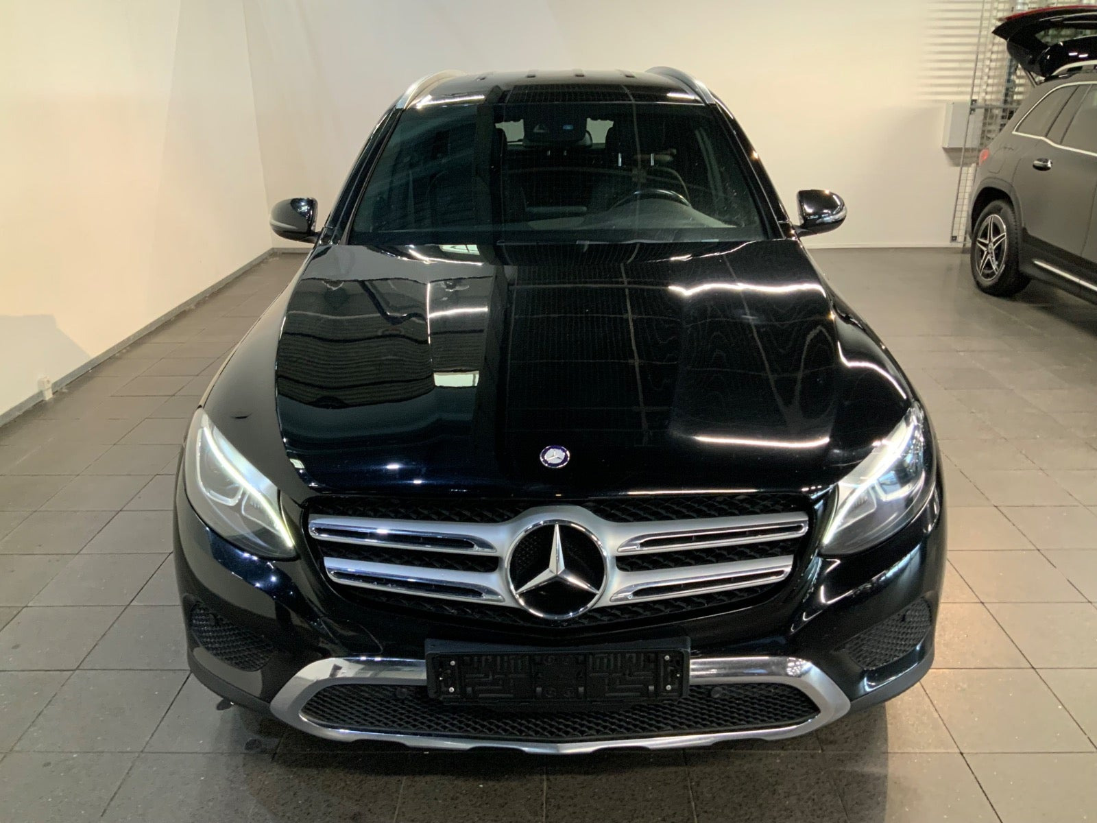 Sort Mercedes GLC350 e fra 2017