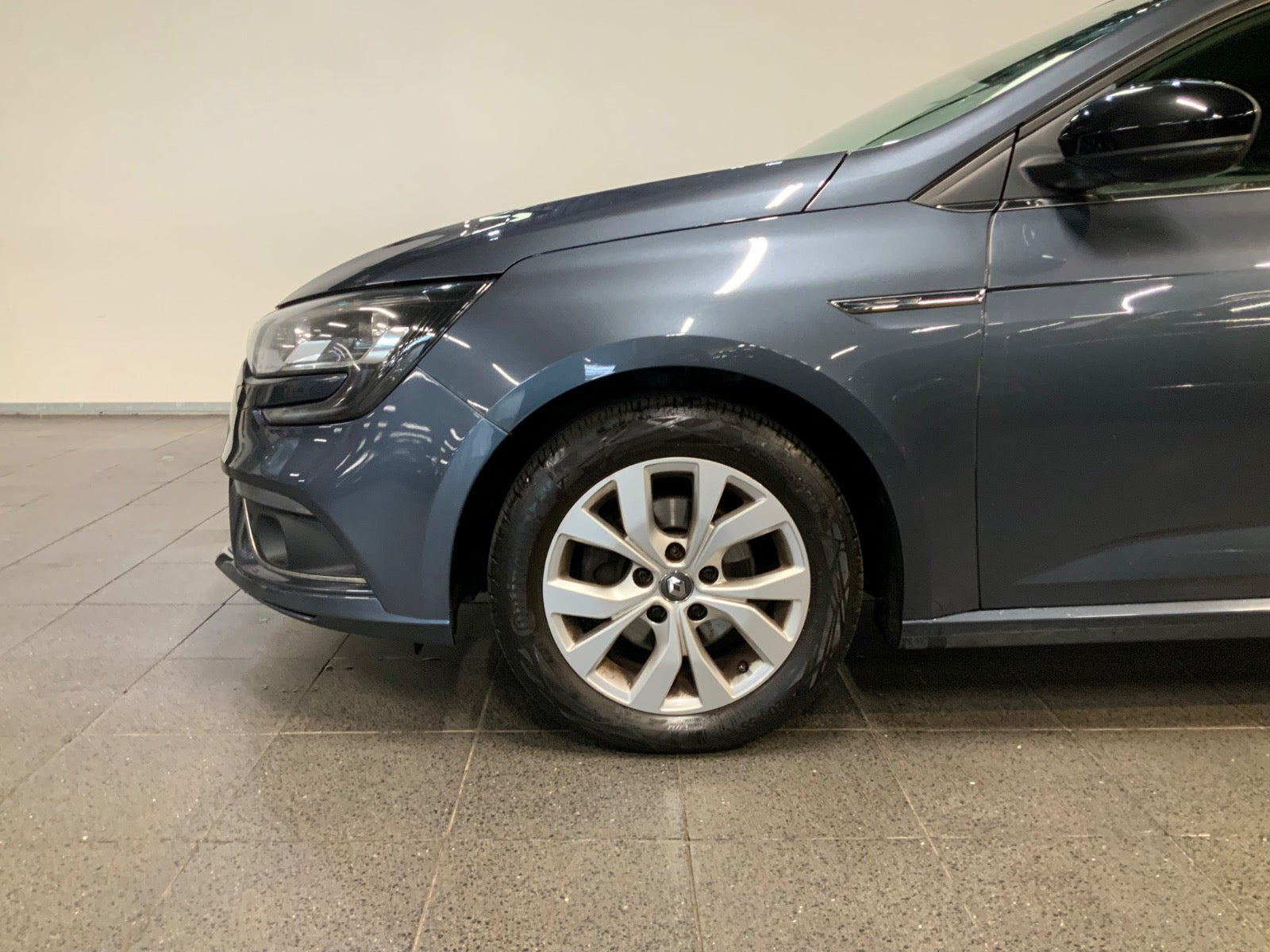 Grå Renault Megane IV fra 2019