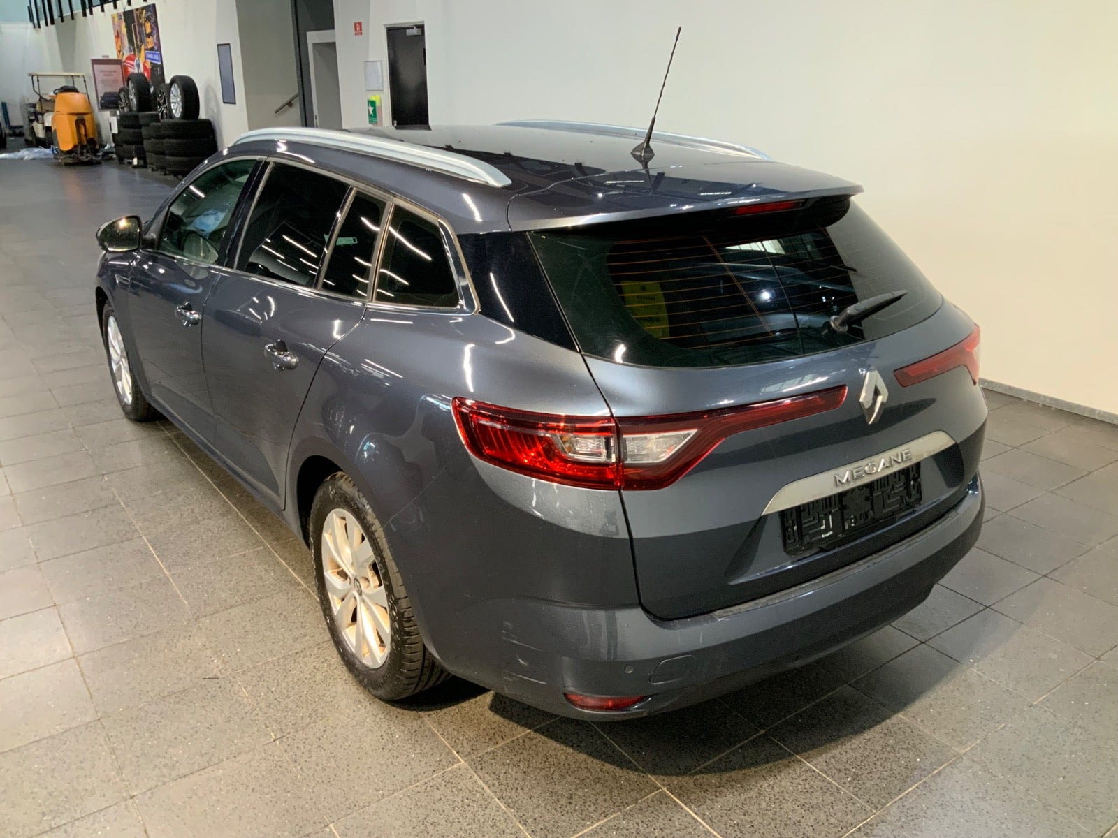 Grå Renault Megane IV fra 2019