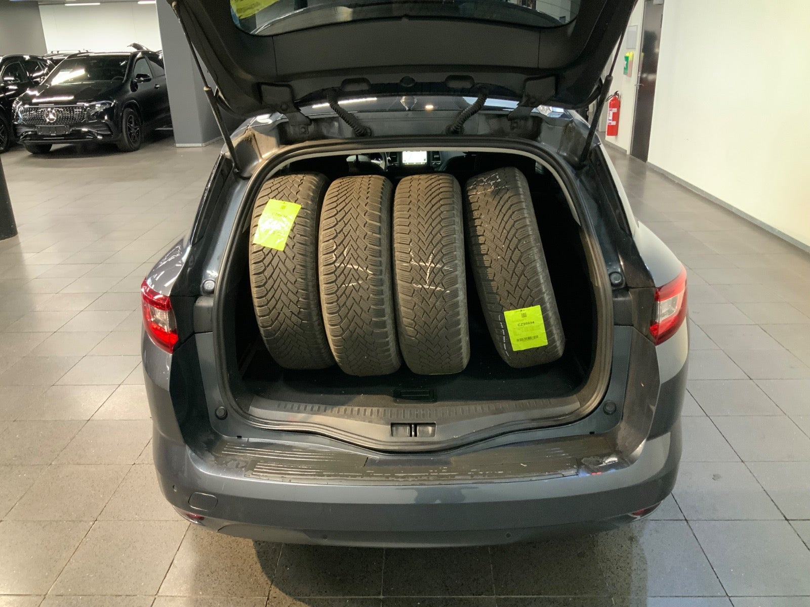 Grå Renault Megane IV fra 2019