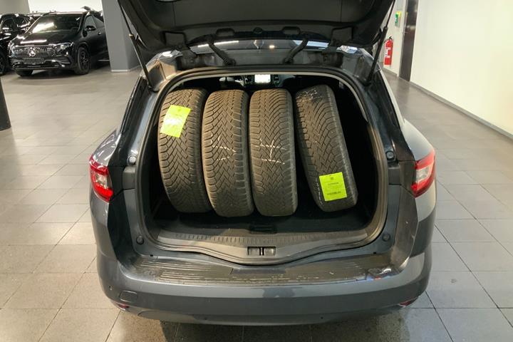 Grå Renault Megane IV fra 2019