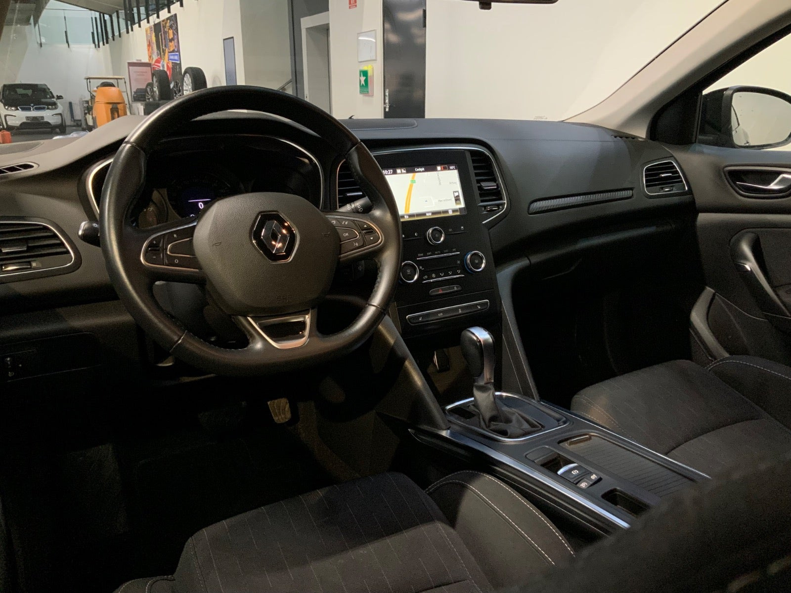 Grå Renault Megane IV fra 2019