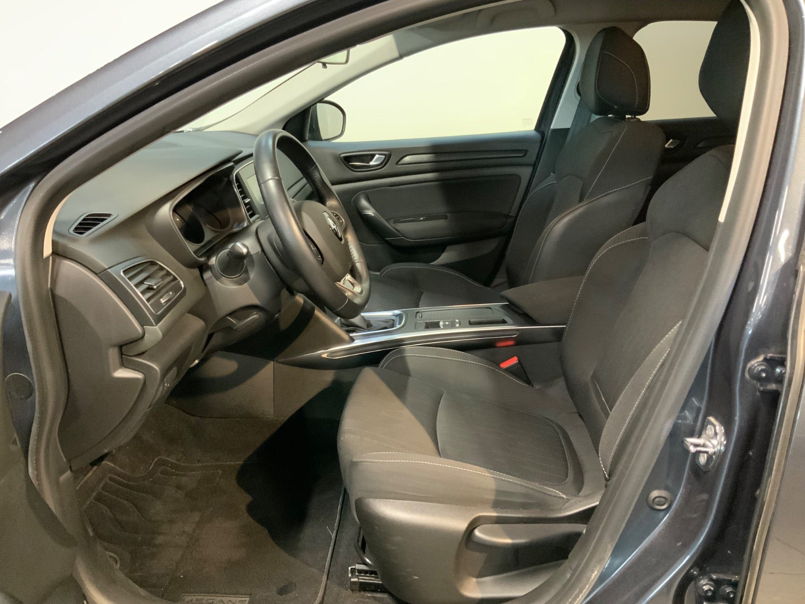 Grå Renault Megane IV fra 2019