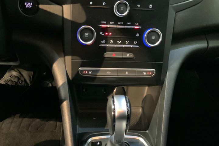 Grå Renault Megane IV fra 2019