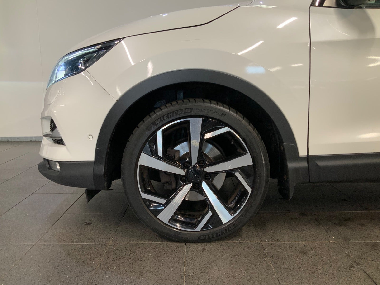 Hvid Nissan Qashqai fra 2017