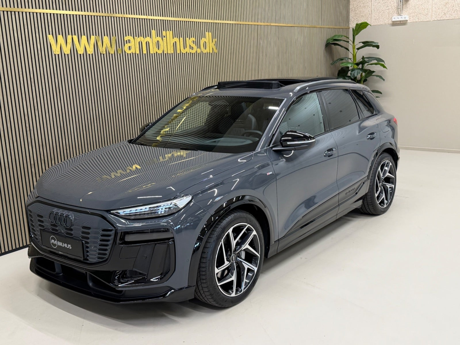 Grå Audi Q6 e-tron fra 2026