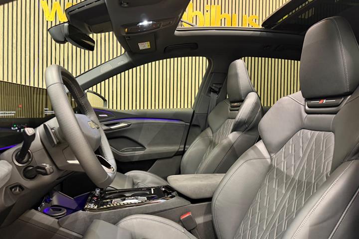 Grå Audi Q6 e-tron fra 2026