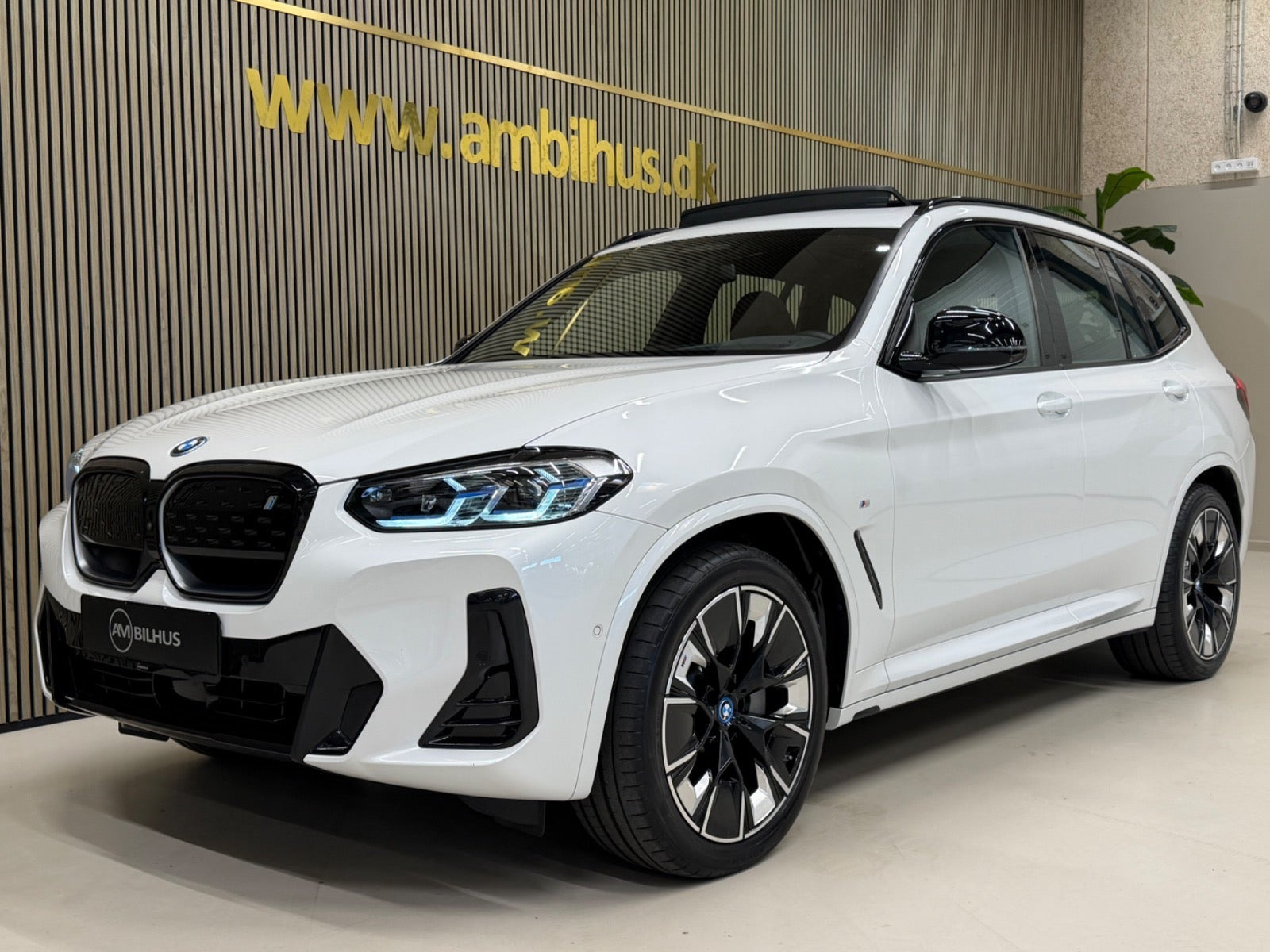 Hvid BMW iX3 fra 2023