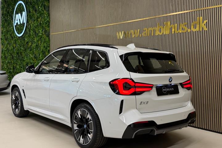 Hvid BMW iX3 fra 2023