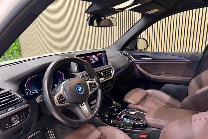 Hvid BMW iX3 fra 2023