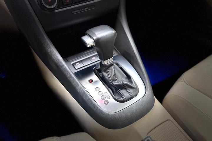 Hvid VW Golf VI fra 2012