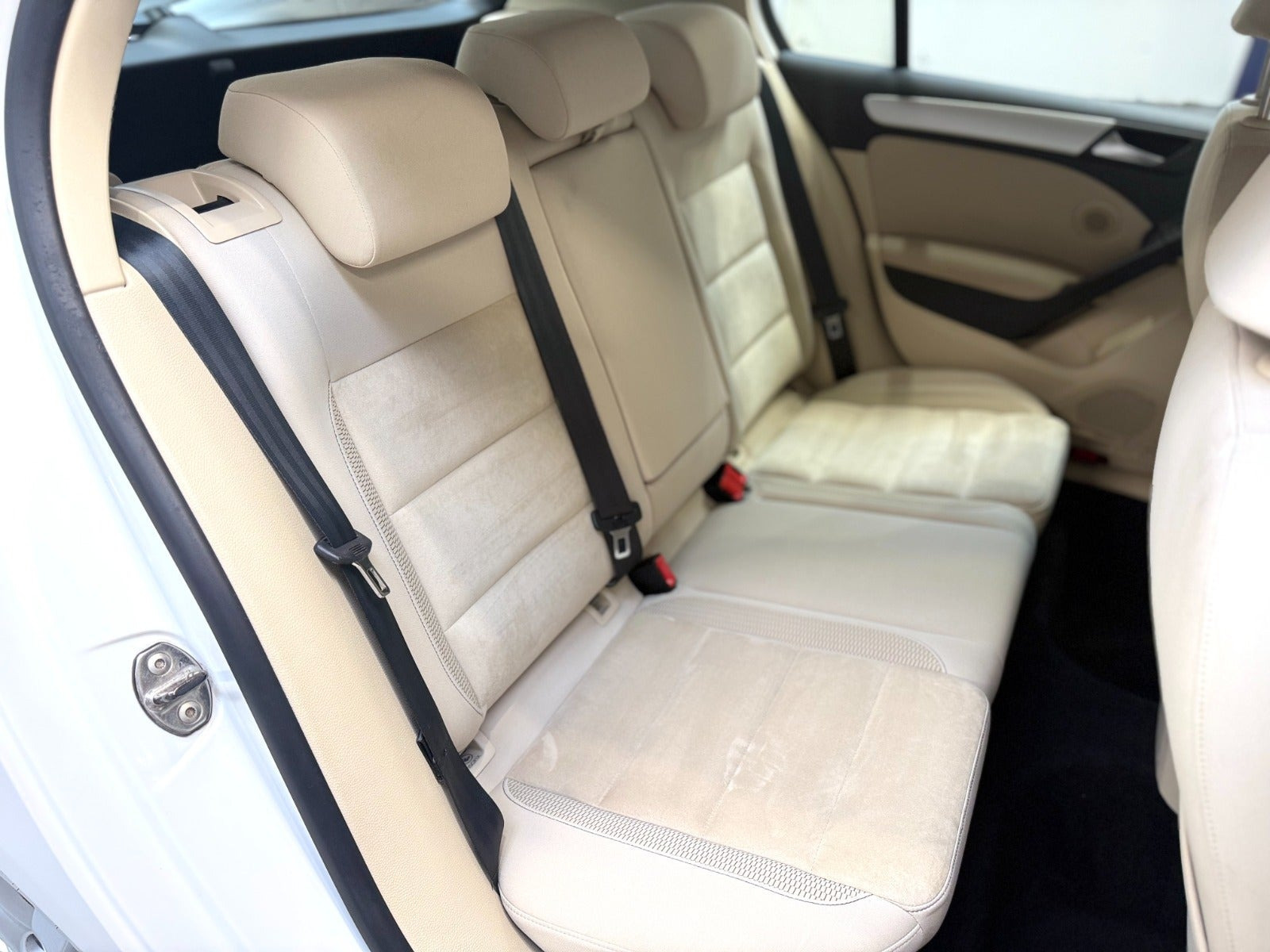 Hvid VW Golf VI fra 2012