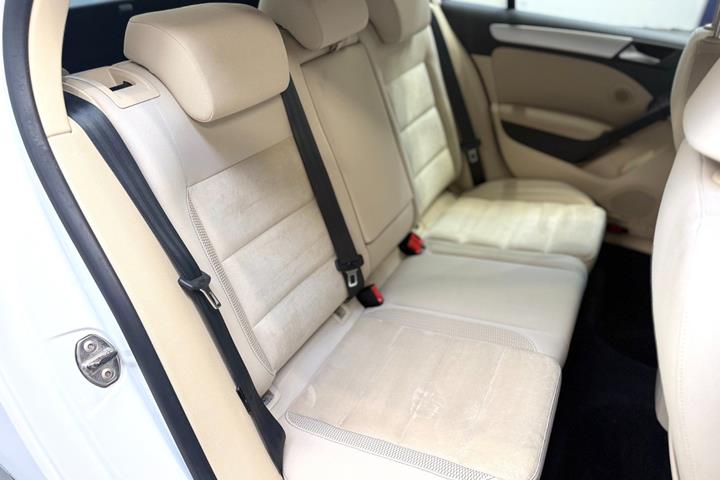 Hvid VW Golf VI fra 2012