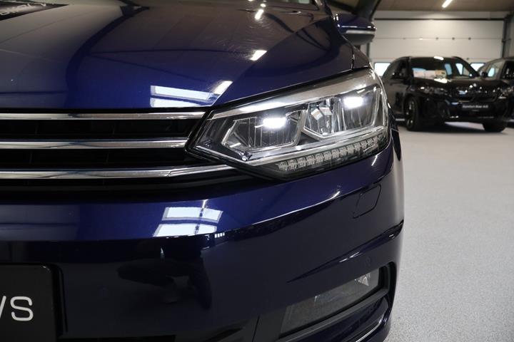 Blå VW Touran fra 2018