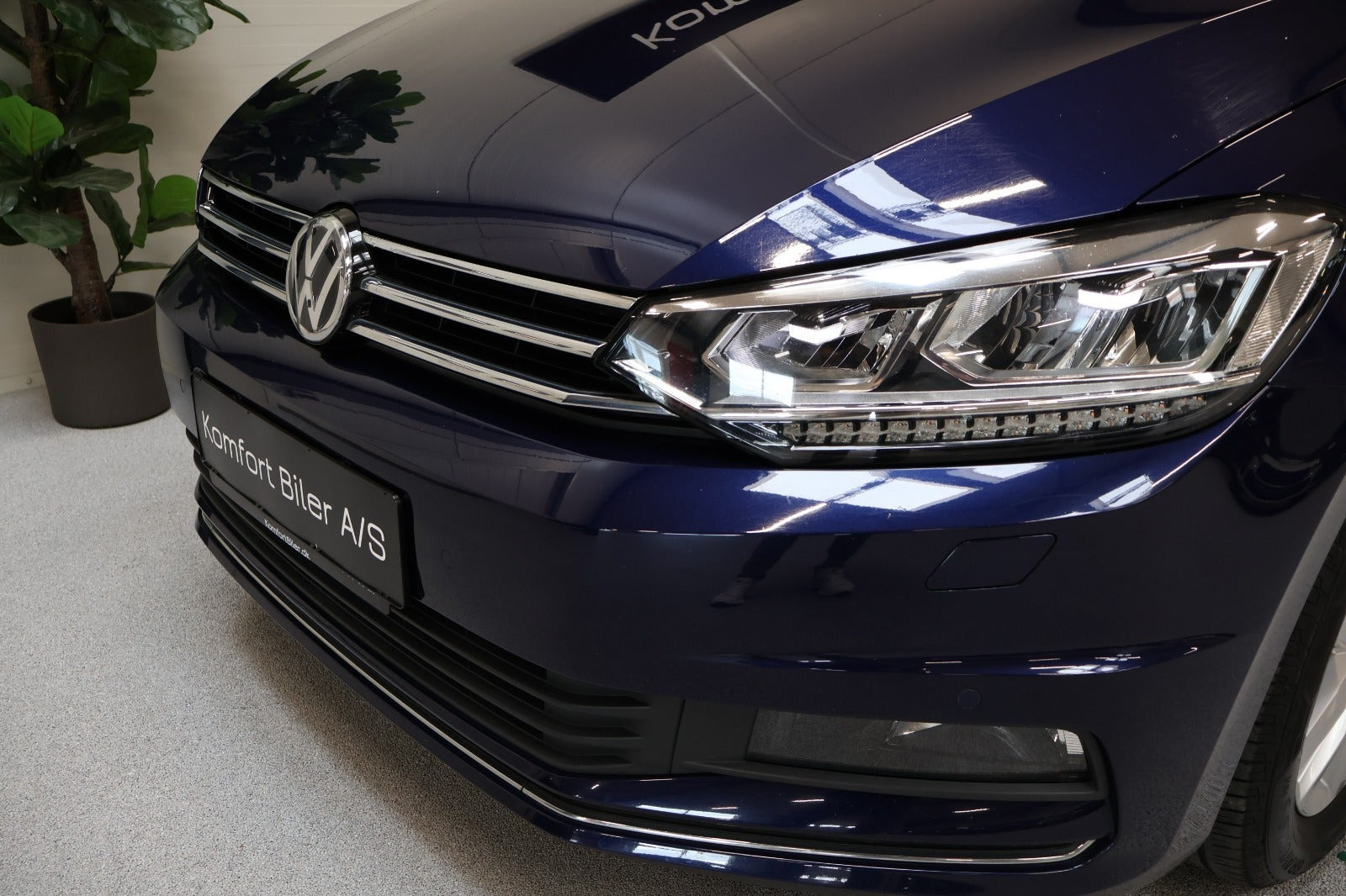 Blå VW Touran fra 2018