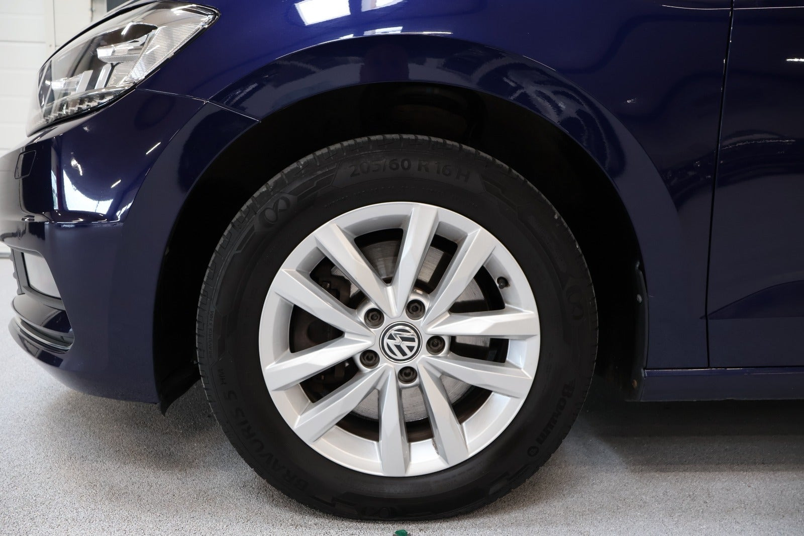 Blå VW Touran fra 2018