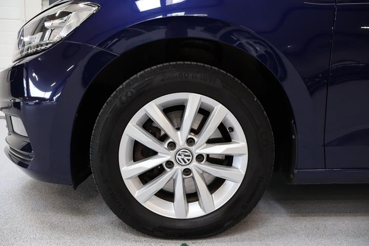 Blå VW Touran fra 2018