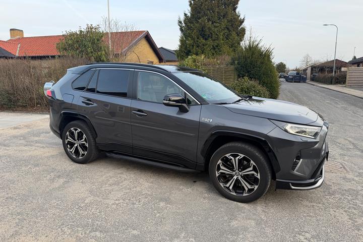 Grå Toyota RAV4 fra 2021