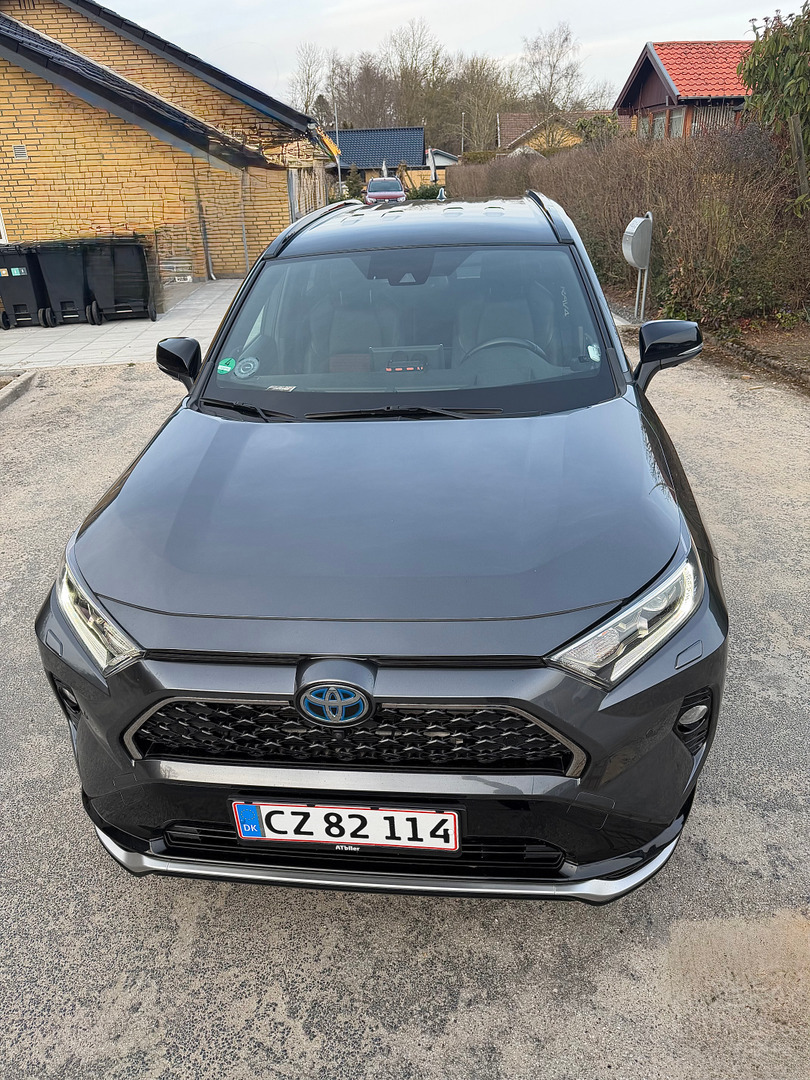 Grå Toyota RAV4 fra 2021