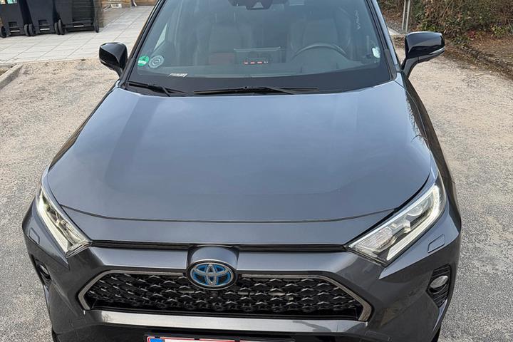 Grå Toyota RAV4 fra 2021