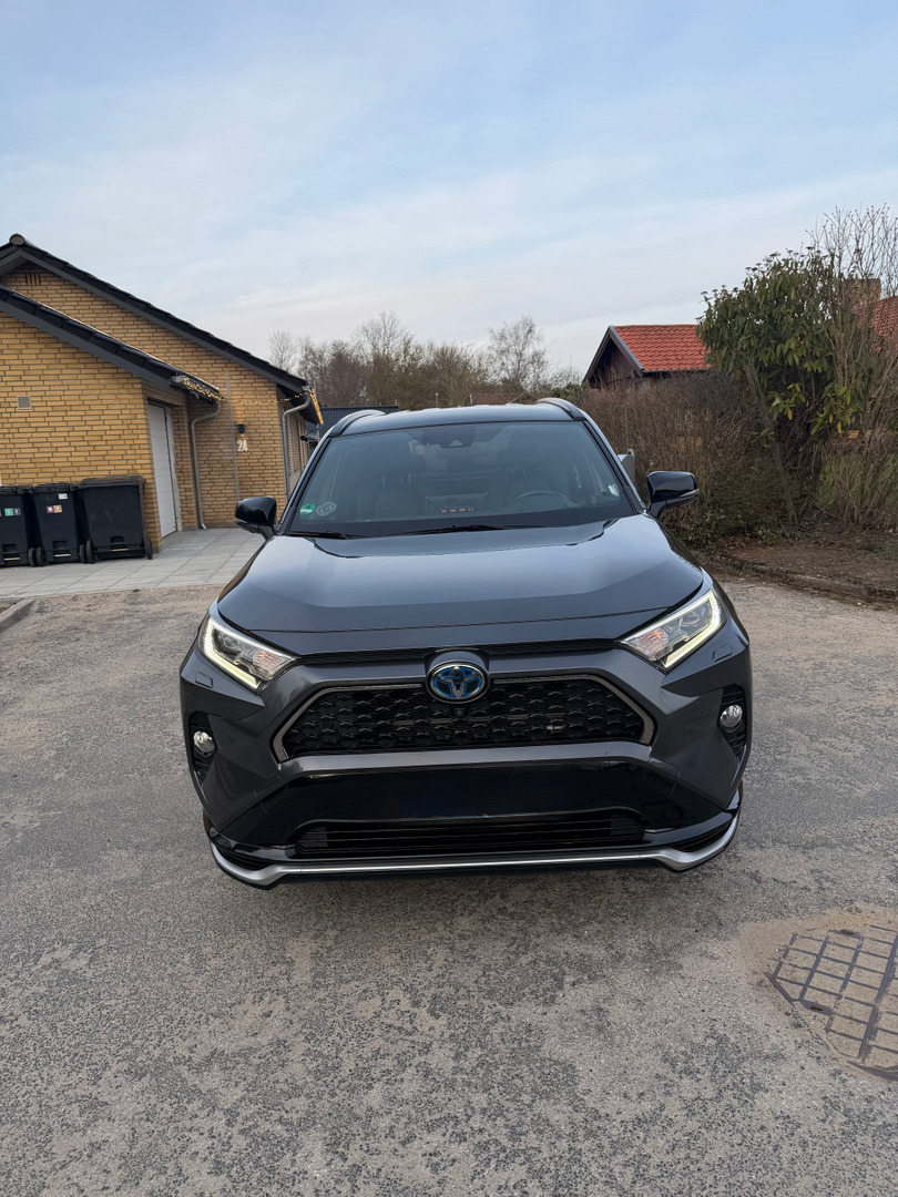Grå Toyota RAV4 fra 2021